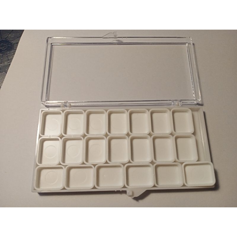 Hộp kèm pan chiết màu 1ml