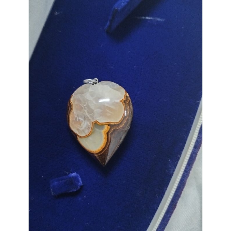 Mặt đá chalcedony.