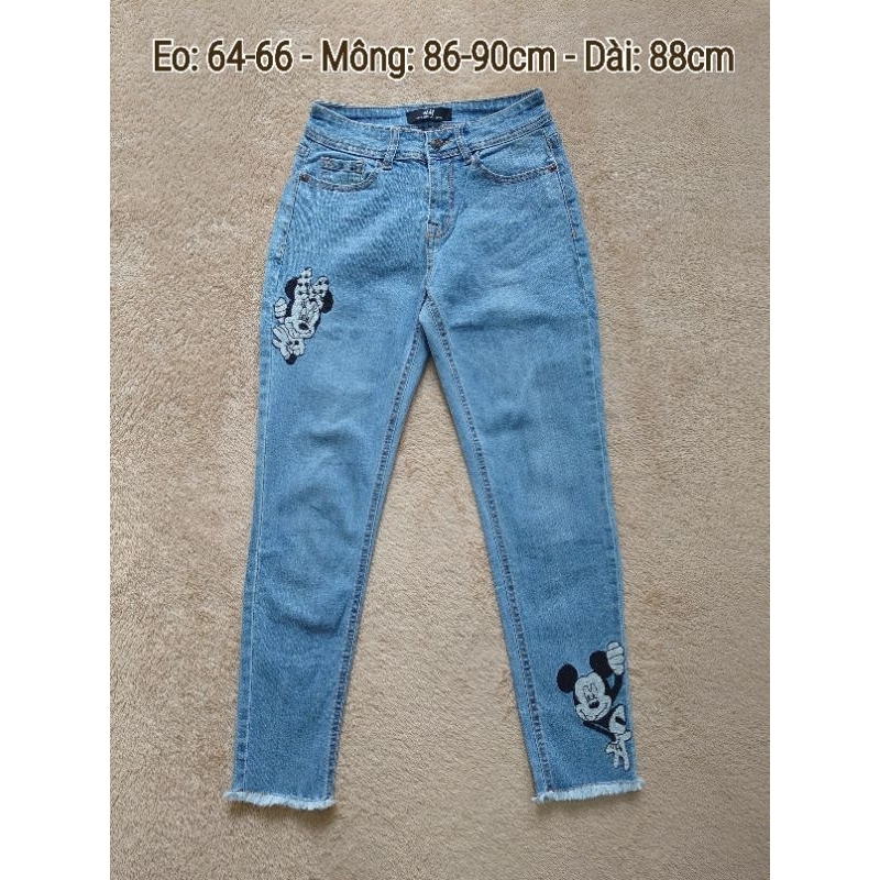 [2hand] Quần jean nữ dài VNXK slim fit lưng cao màu xanh nhạt thêu hình chuột Mickey gấu quần tua ru