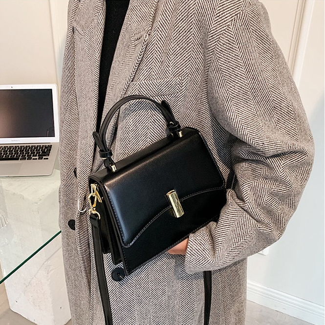 Túi xách nữ da trơn phong cách châu Âu, Túi đeo chéo túi cầm tay khóa kim loại sang trọng cá tính_ARS079