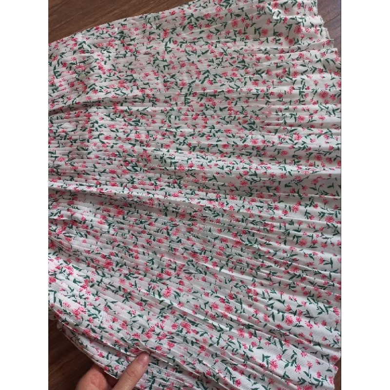 Váy ngắn hai dây xếp ly hoa nhí