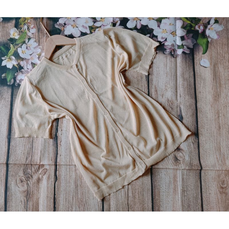 Áo kiểu gài nút tay ngắnSize 48-56 kgNgực ngang 100cm