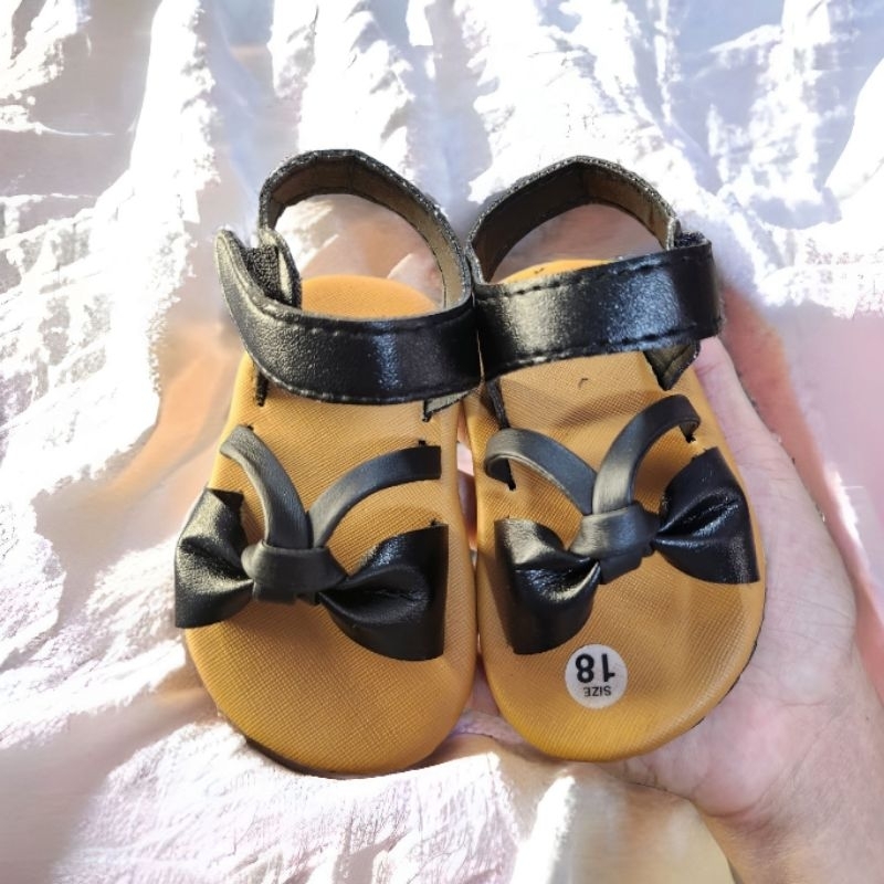 Giày quai dán nơ đen cho bé gái chất da mềm- tăng 1 size chiều ngang nhỏ