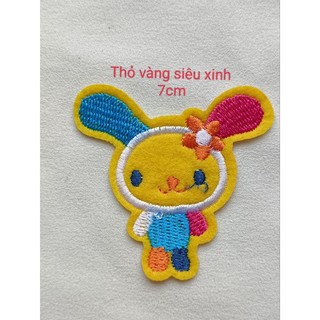 ticker ủi áo bé gái