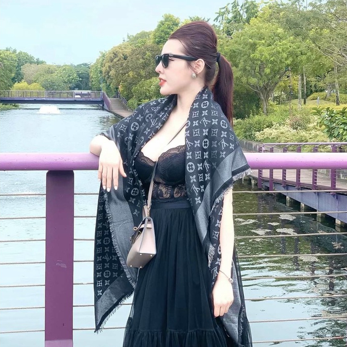 KHĂN DẠ vuông lv đen nhũ trăng cao cấp