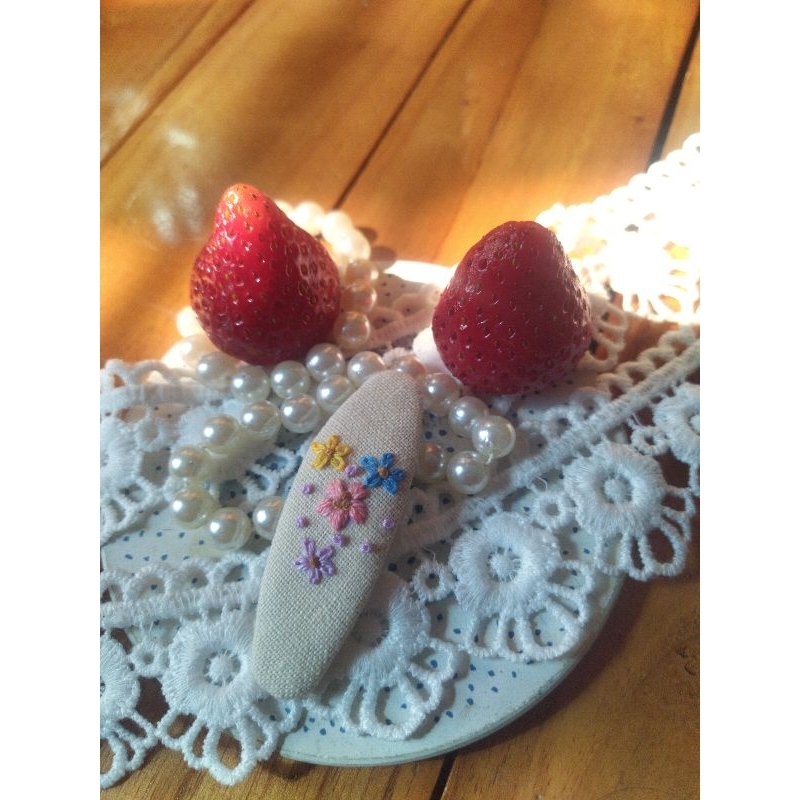 Thanh lý kẹp tóc thêu tay 6cm