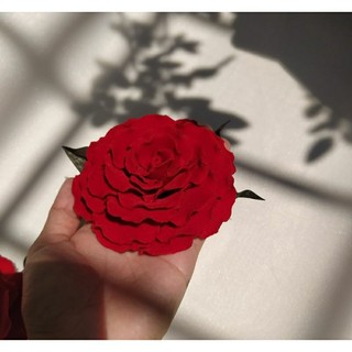 Hoa cài áo handmade Joli màu đỏ.