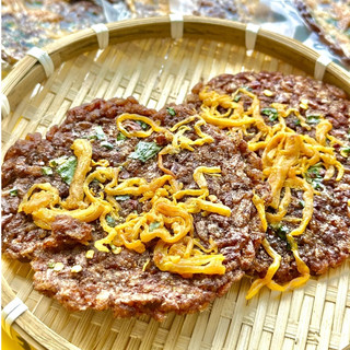 Cơm Cháy Gạo Lứt Mắm Hành Khô Gà