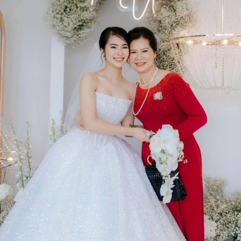 Áo dài tiệc mẹ sui gia kết pha lê lấp lánh