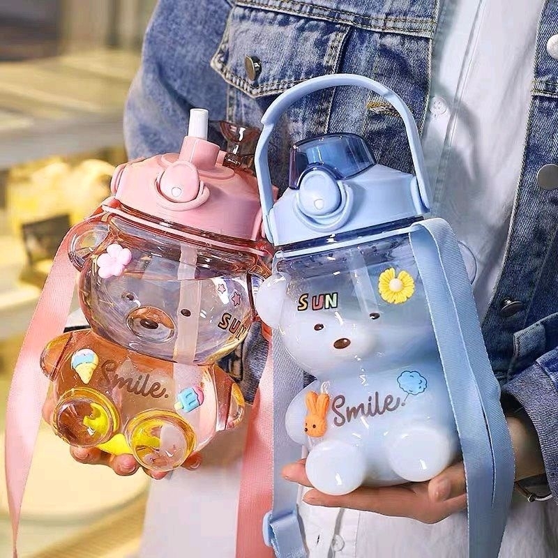 Bình Đựng Nước 1000ml Hình Gấu Dễ Thương Kèm Dây Đeo Thời Trang