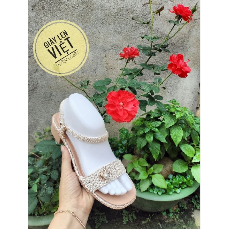 Form bàn chân nhựa trưng bày sản phẩm