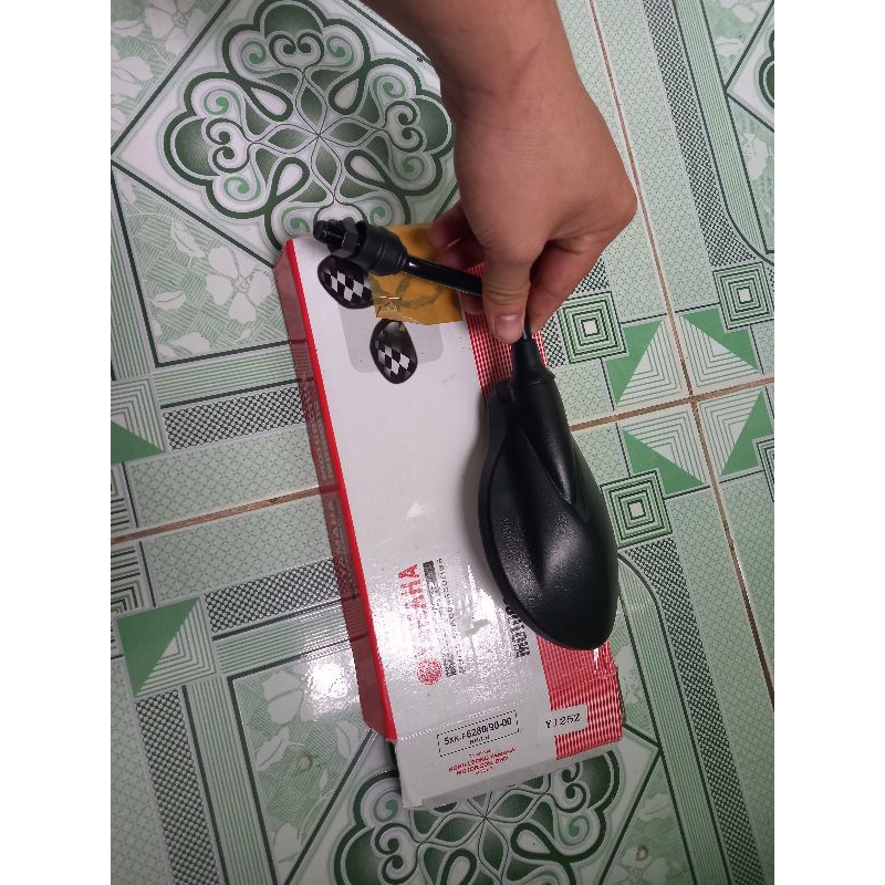 Lẻ kính yaz bên trái gắn được nhìu dòng xe máy