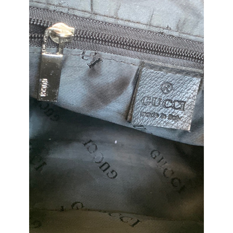 Túi chuẩn si. Túi qua sử dụng. Khách vui lòng xem hình nếu muốn biết thêm thông tin sản phẩm mời khách vô chat .Thanks .