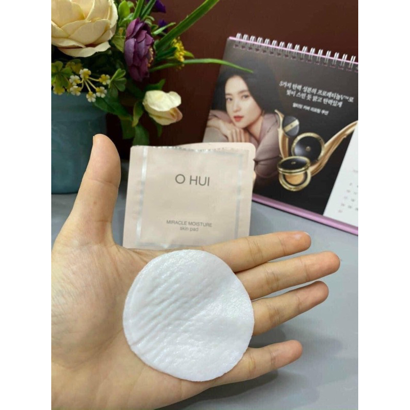 Một gói  bông dưỡng nước hoa hồng Ohui hồng Skin Pad
