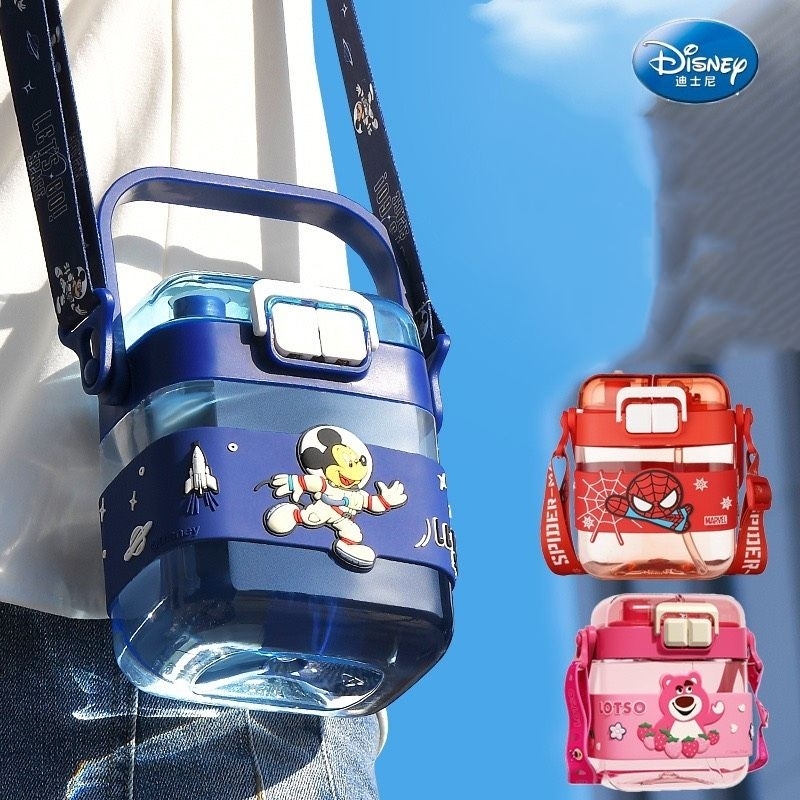 Bình nước hình vuông siêu xinh hãng DISNEY ,2 in1 vừa ống hút và uống trực tiếp .Hình 3D. Có dây đeo và tay xách.