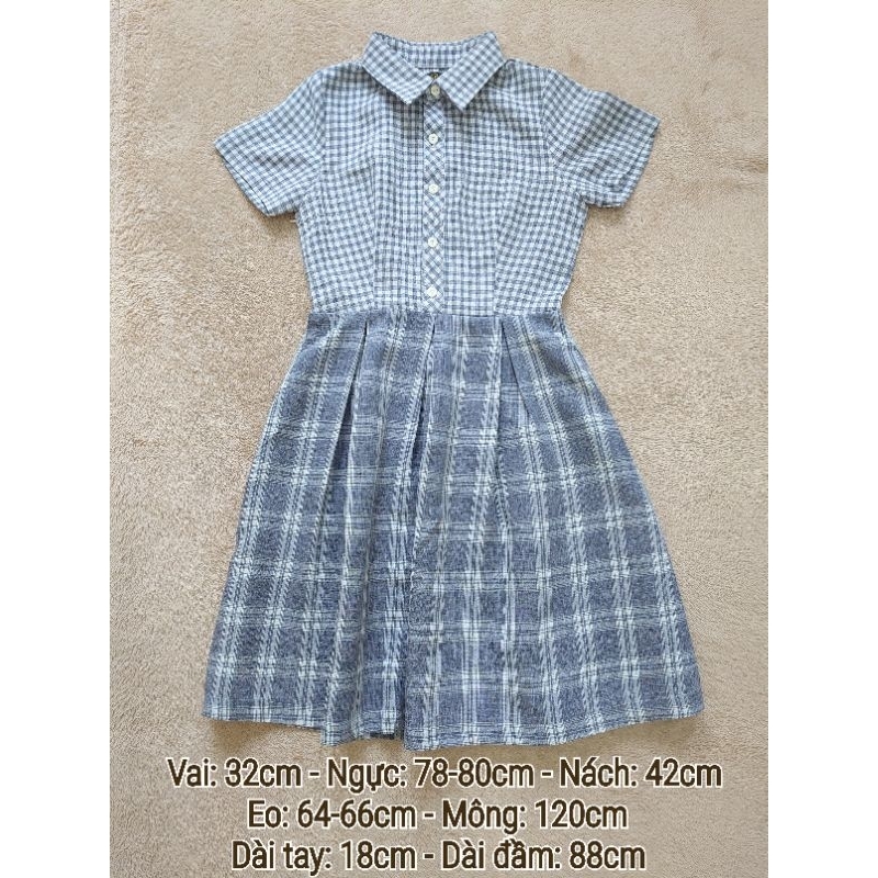 Đầm thiết kế Solei Boutique cổ sơ mi form xòe xếp ly phía dưới đầm kẻ sọc caro màu xám và trắng (2hand/Used)