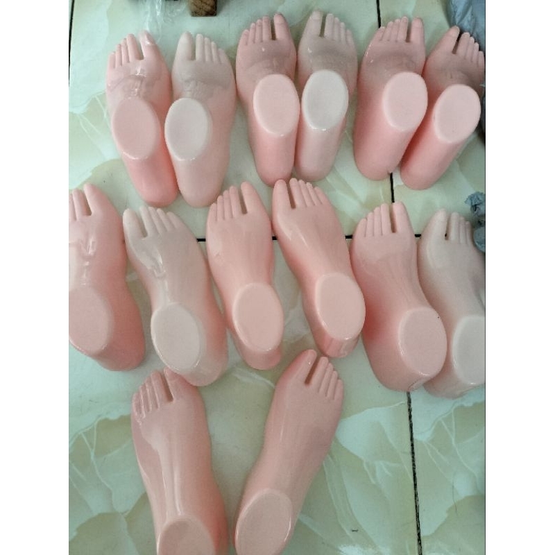 Form bàn chân nhựa trưng bày sản phẩm