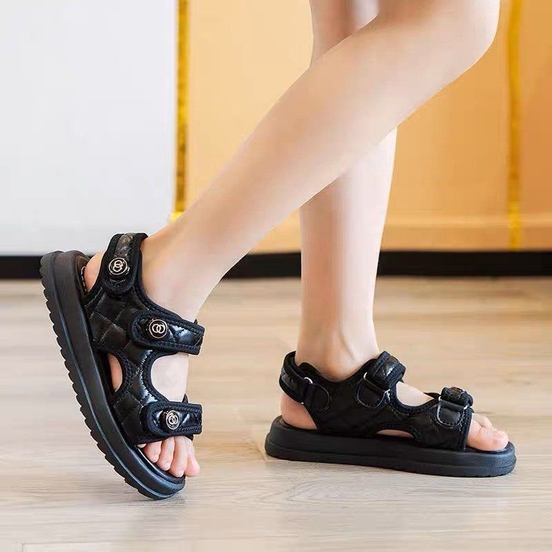 Sandal bé gái đi học, đi chơi, họa tiết may quả trám .chất liệu da pu mềm, chât liệu êm chân .trẻ trung năng động 2022