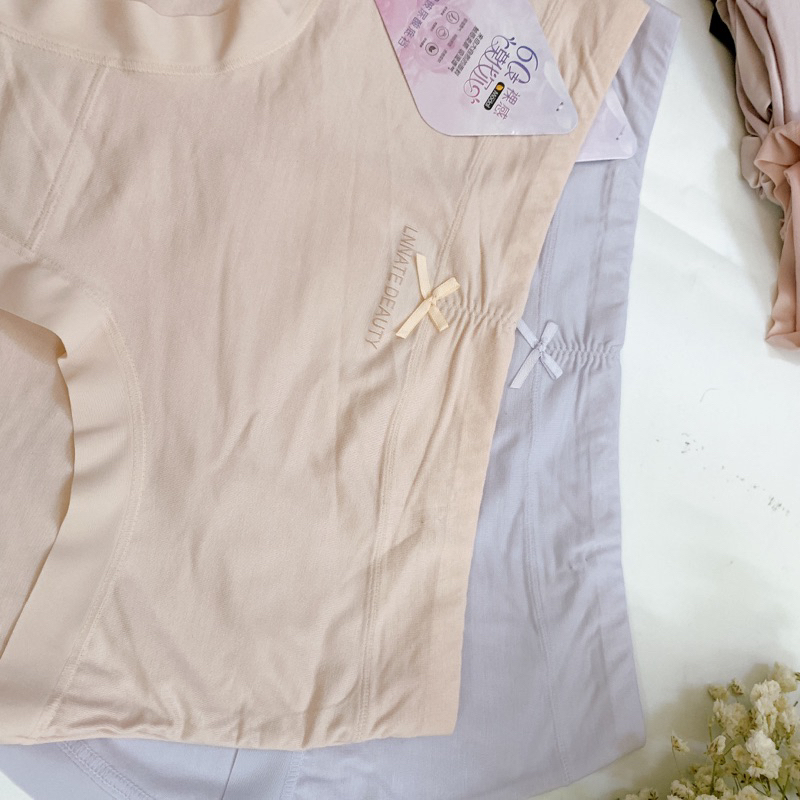 Quần lót cotton cạp cao, viền su không hằn, đáy lót sợi cotton kháng khuẩn.