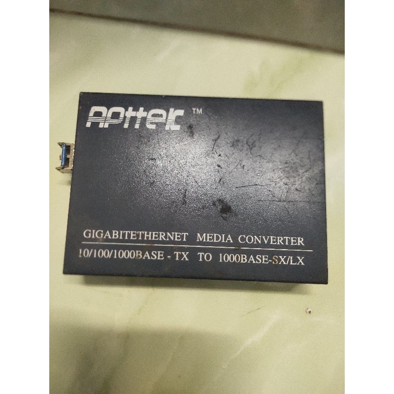 Xác hộp sắt cũ