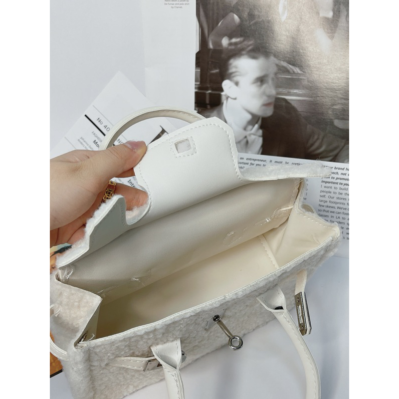 Túi Xách Đeo Chéo Lông Cừu Sang Chảnh, Túi Trắng Khoá Kim Loại, Phong Cách Hàn Quốc