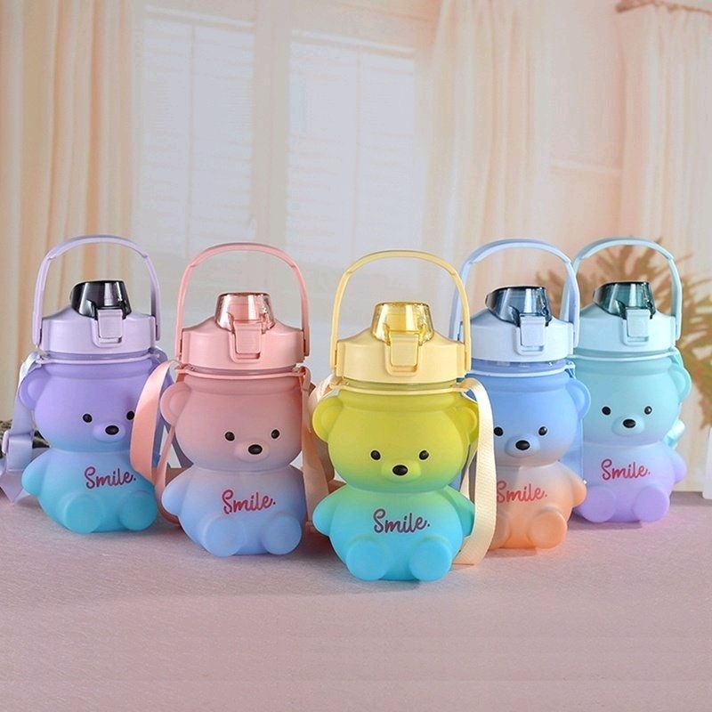 Bình Đựng Nước 1000ml Hình Gấu Dễ Thương Kèm Dây Đeo Thời Trang