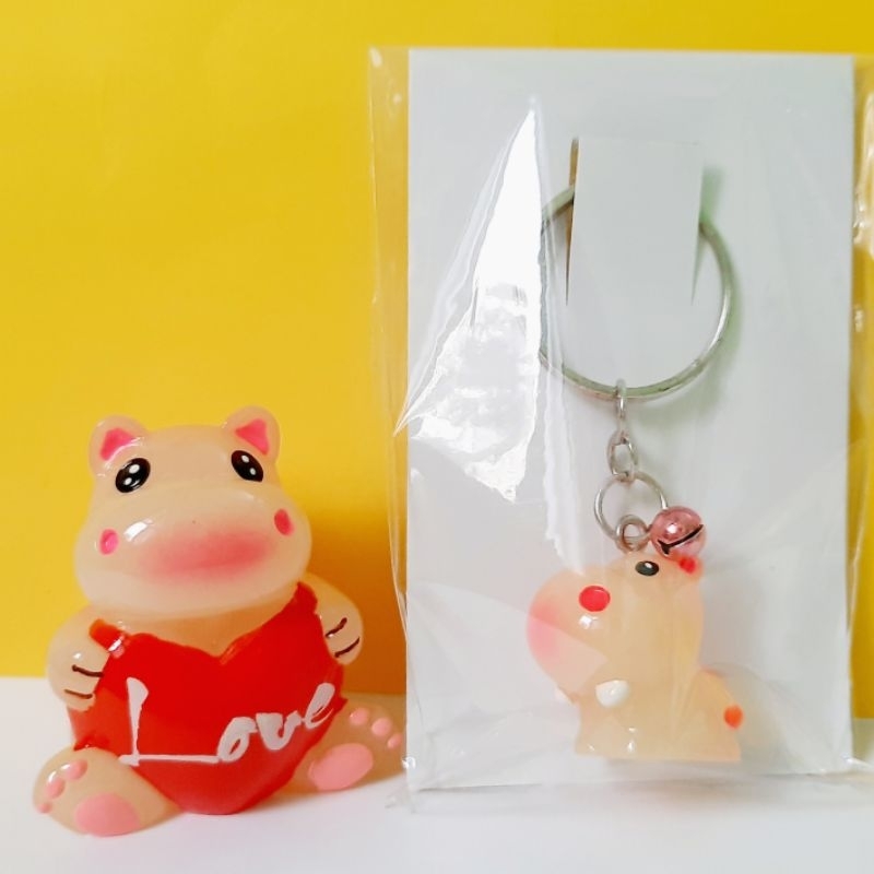 Tượng trang trí và móc khóa dạ quang - Hà mã hồng ôm tim