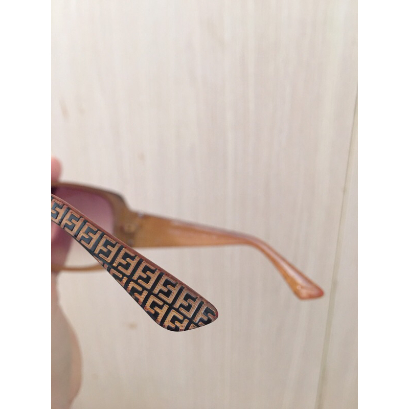 Kính mát nữ ôm mặt. si tuyển