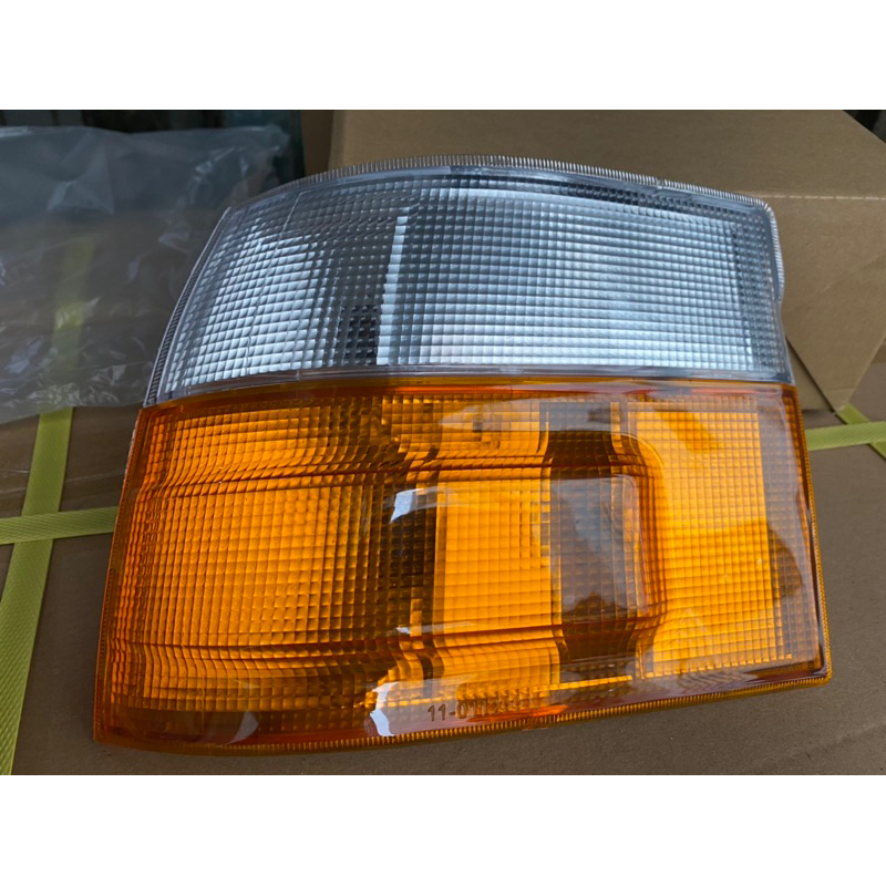 Đèn xi nhan Đèn báo rẽ cho xe Hiace cá mập đời 1998-2004
