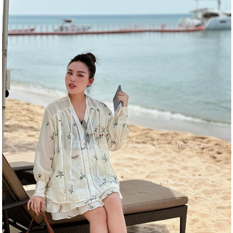 Set áo sơ mi thêu hoa dài tay trắng nữ kèm chân váy xòe ngắn thời trang thiết kế đi biển du lịch xuân hè cao cấp LEVAN