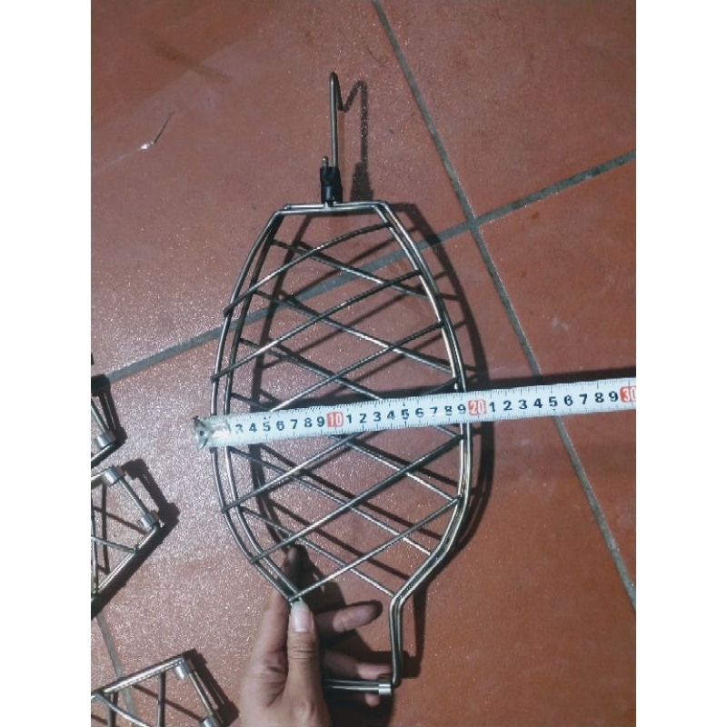 Vỉ cá rô phi treo lu quay