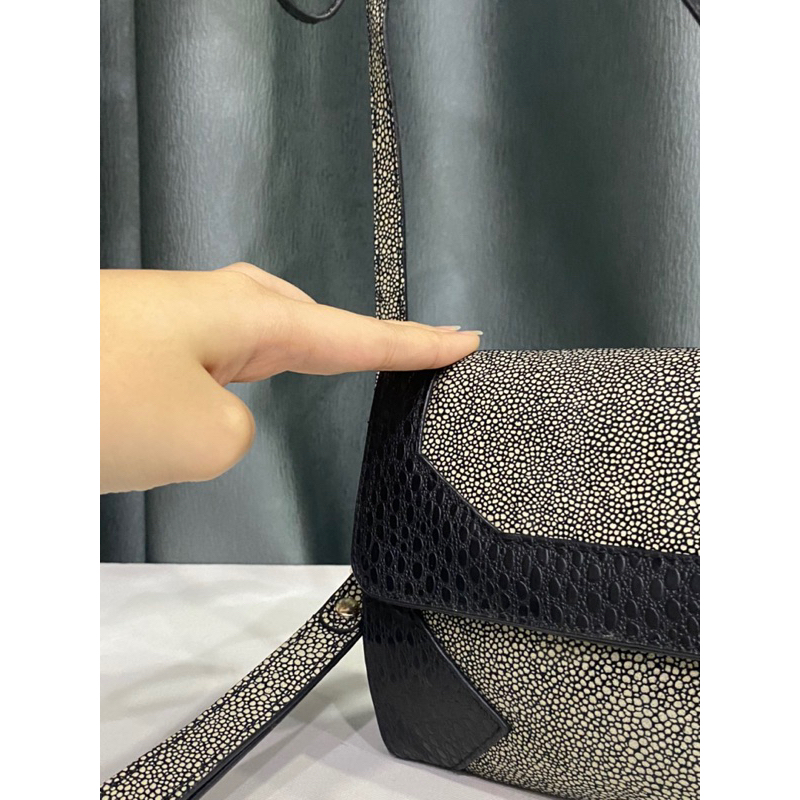 Túi si nhập Nhật dáng đeo vai da thật dập vân da cá đuối