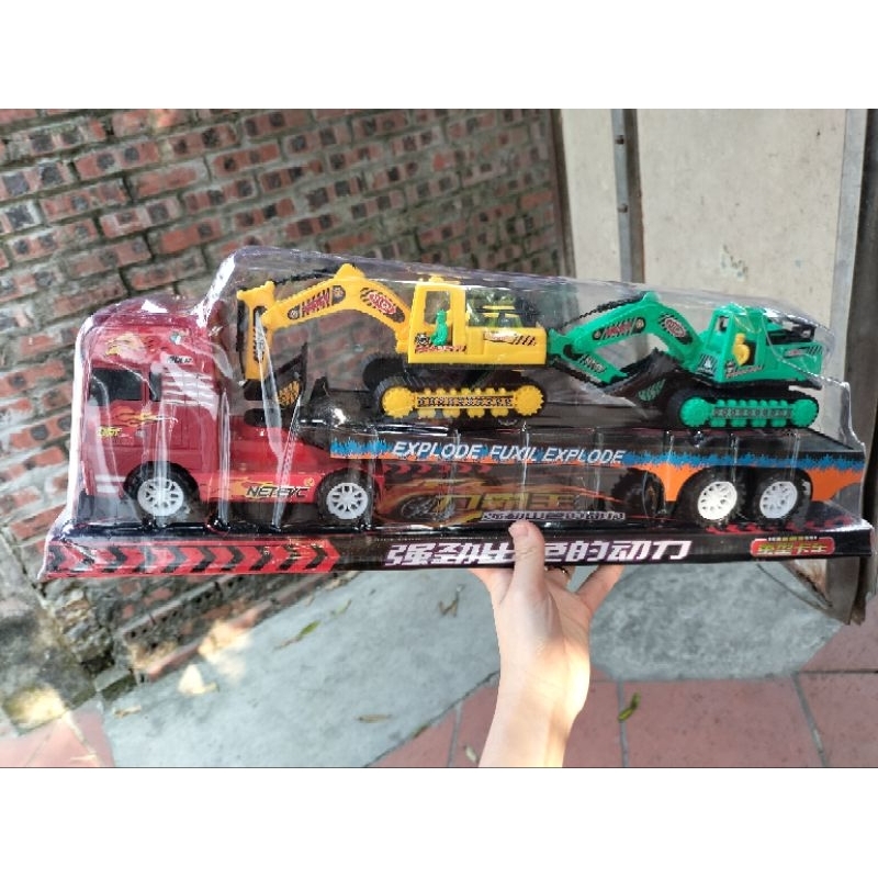 XE OTO ĐỒ CHƠI ĐẦU KÉO, VẬN CHUYỂN 2 MÁY XÚC ĐẨY ĐÀ.