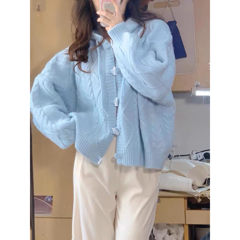 Áo khoác len baby blue đan khuy liền mũ der.yunni