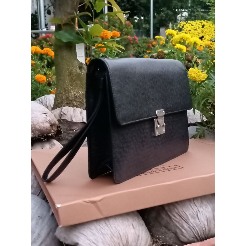 Clutch cầm tay hiệu LV
