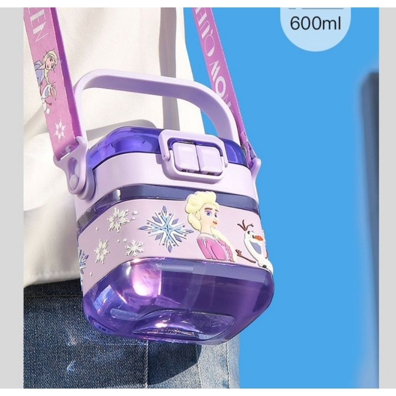 Bình nước hình vuông siêu xinh hãng DISNEY ,2 in1 vừa ống hút và uống trực tiếp .Hình 3D. Có dây đeo và tay xách.
