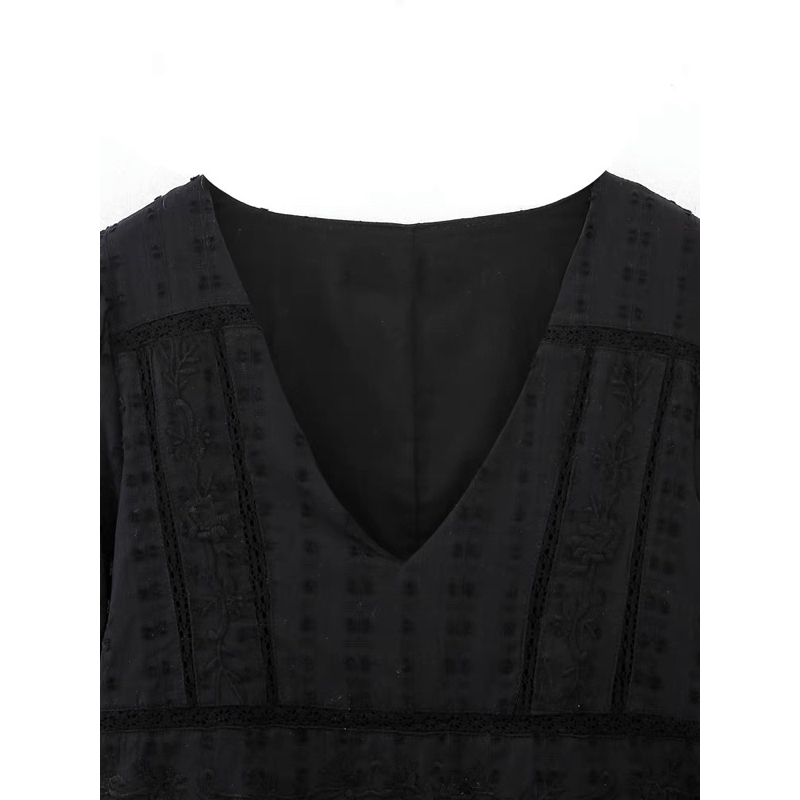 Đầm đen thêu hoa baby doll