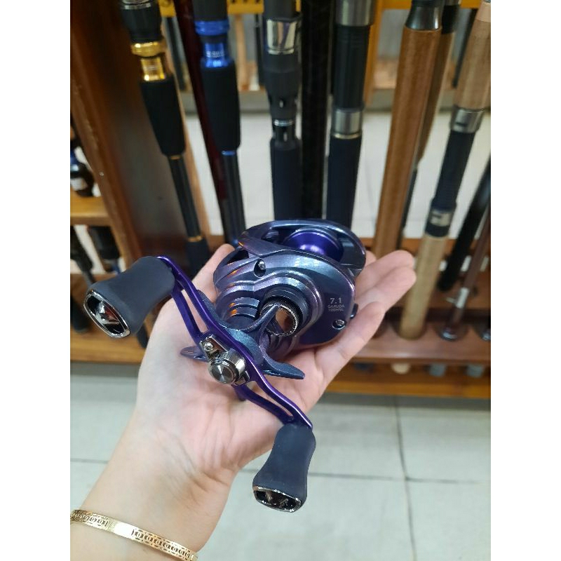 Máy ngang Daiwa GARUDA 100HSL SD chính hãng tay trái.