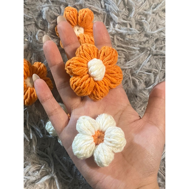 Pin cài/ Ghim cài/ Móc khoá bằng len hình bông hoa nhí siêu dễ thương