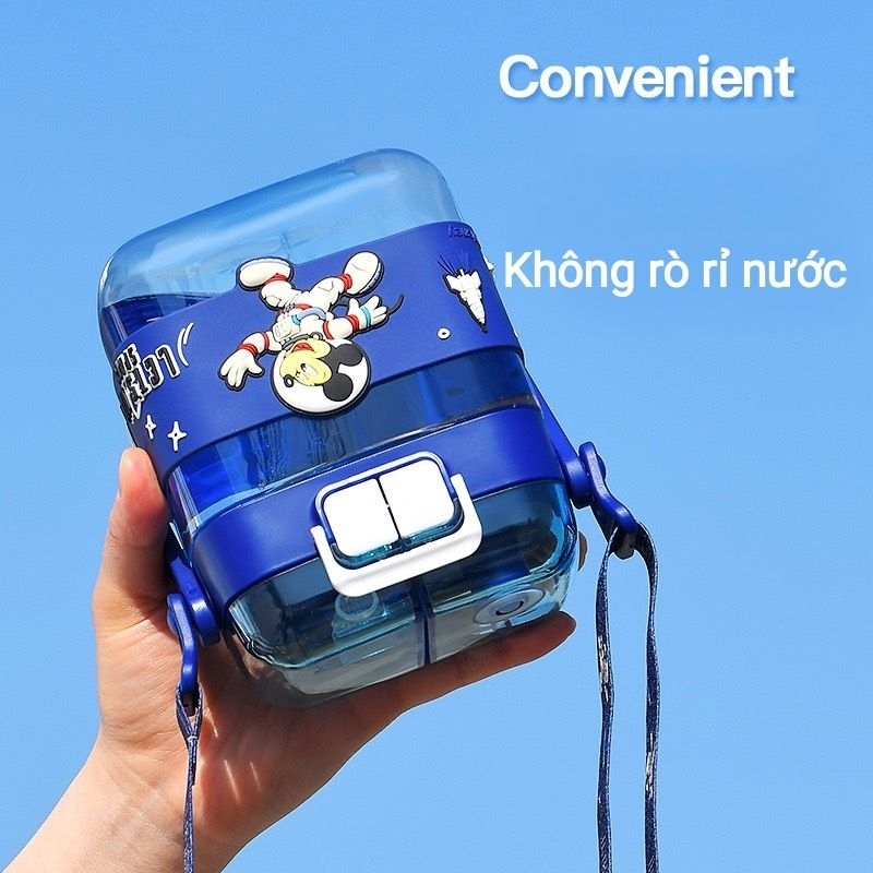 Bình nước hình vuông siêu xinh hãng DISNEY ,2 in1 vừa ống hút và uống trực tiếp .Hình 3D. Có dây đeo và tay xách.