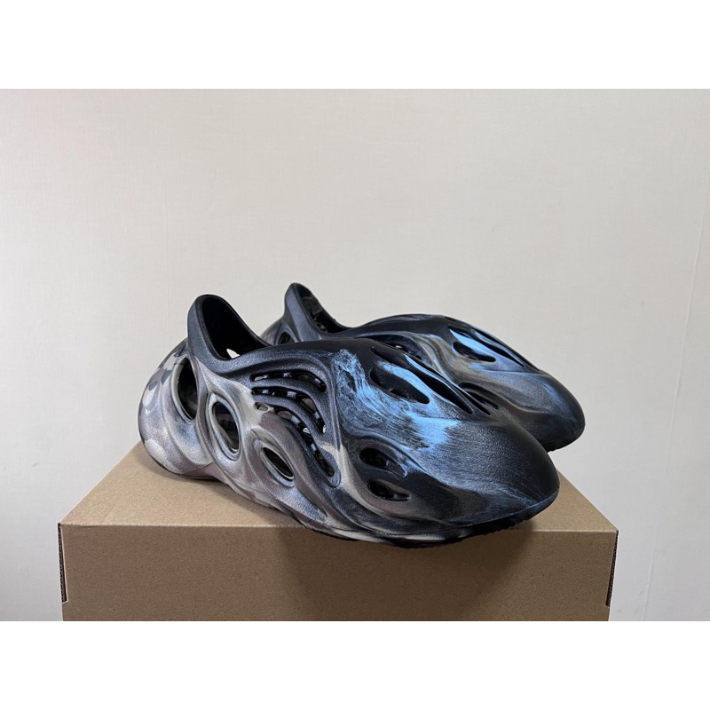 Sục hè Foam Runner carbon màu mới