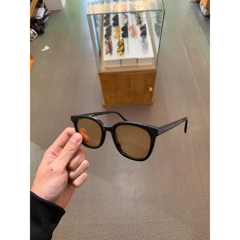 Gọng kính GM MOMATI dáng vuông màu vàng cam cực chất