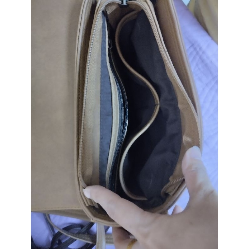 Túi đeo chéo màu bò lee tee