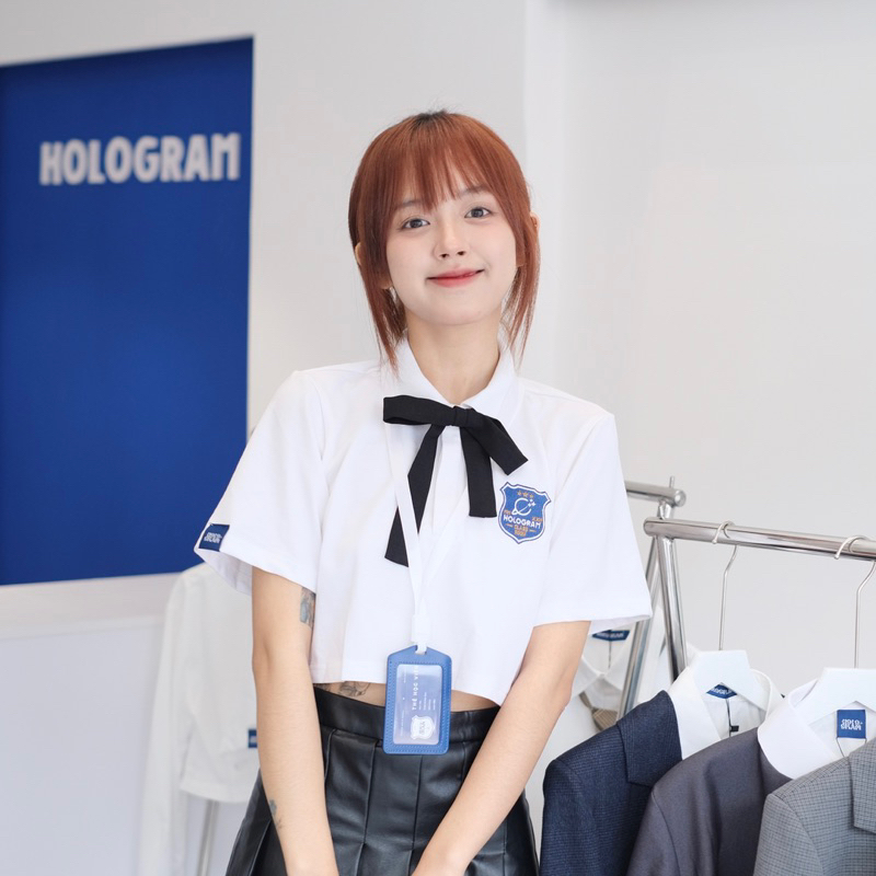 Áo polo croptop Hologram trắng thêu huy hiệu, Hologram signature crop polo