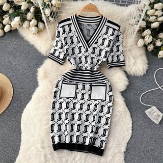 Đầm len body cổ V họa tiết