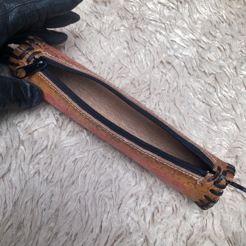 Túi ví chuẩn si. Túi ví qua sử dụng. Khách vui lòng xem hình nếu muốn biết thêm thông tin sản phẩm mời khách vô chat nhé