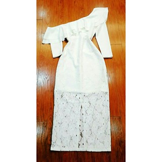 Đầm lệch vai viền bèo màu trắng ôm body sz XL