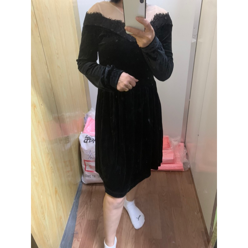 Đầm nhung phối lưới, màu đen, hàng dư lỗi