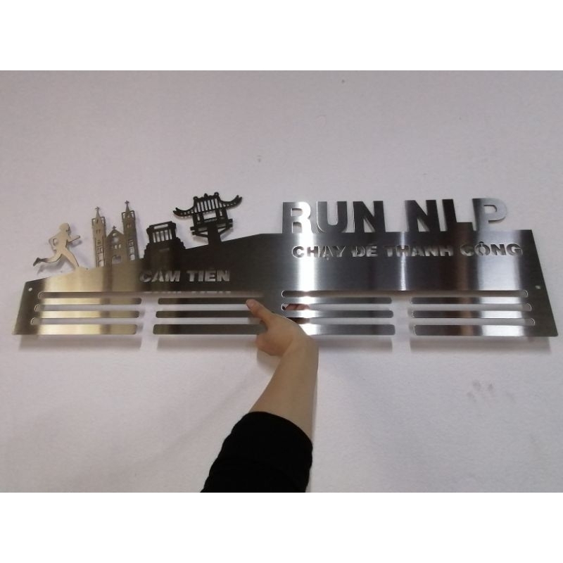 KT: 800x250mm Giá treo huy chương gắn tường bằng inox, thiết kế CHỮ theo yêu cầu