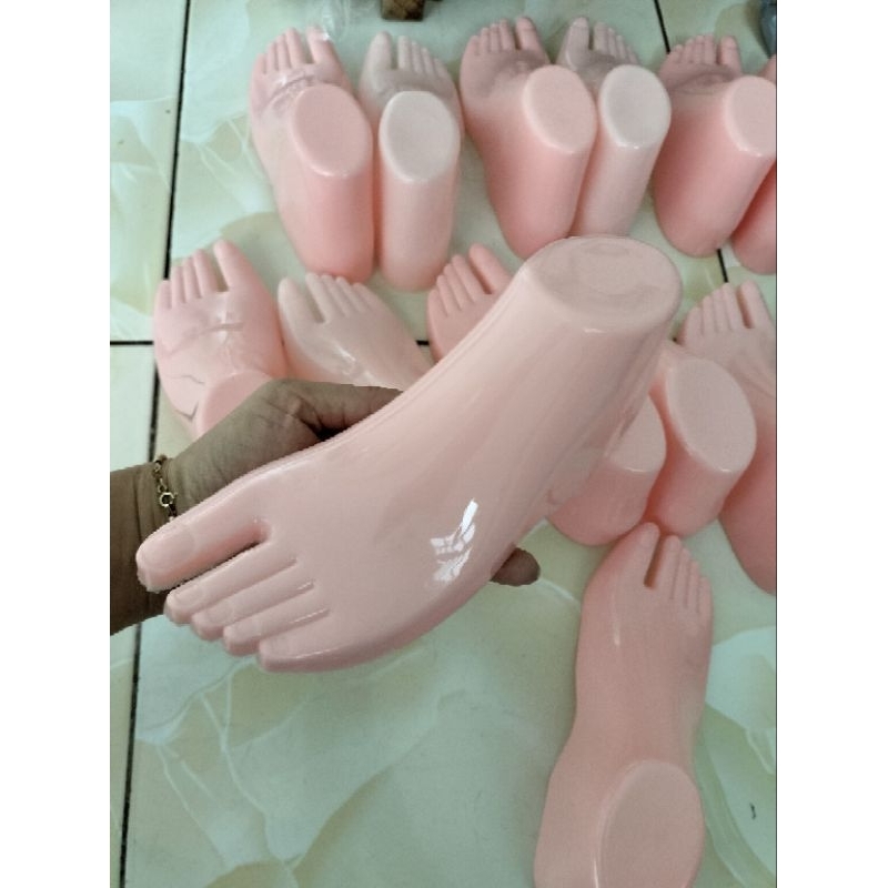 Form bàn chân nhựa trưng bày sản phẩm